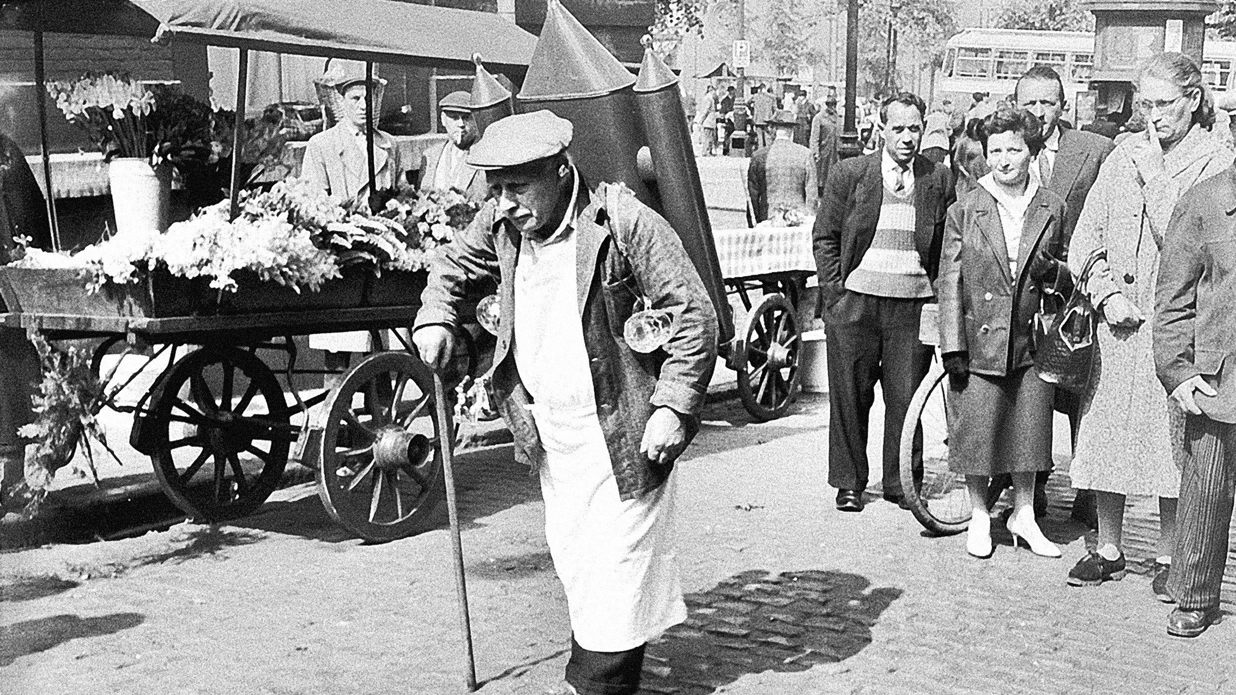 Les gens du quartier 1955 movie scene