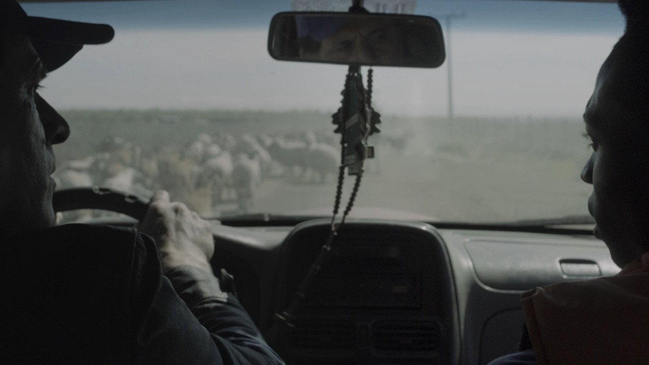 Desde tu sombra 2024 movie scene