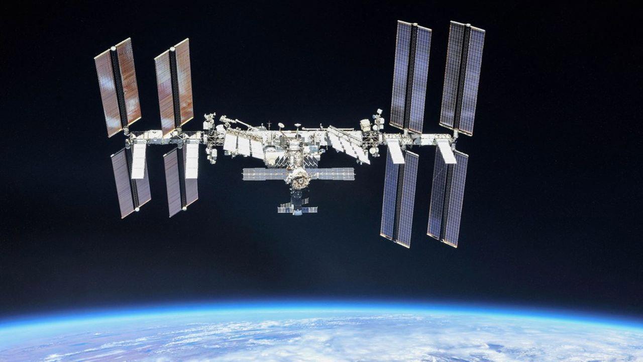 Inside The Space Station 2000 movie scene