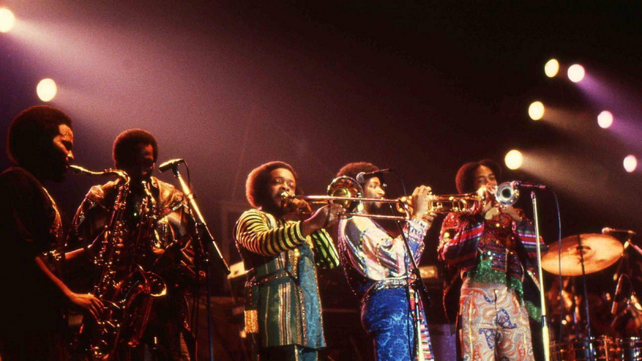Earth, wind & fire: le groupe funk, jazz et disco 2001 movie scene