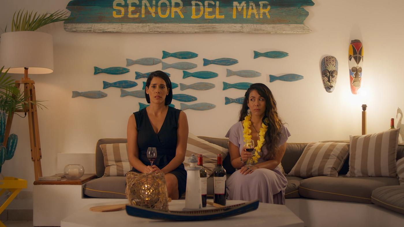 Medias hermanas 2021 movie scene