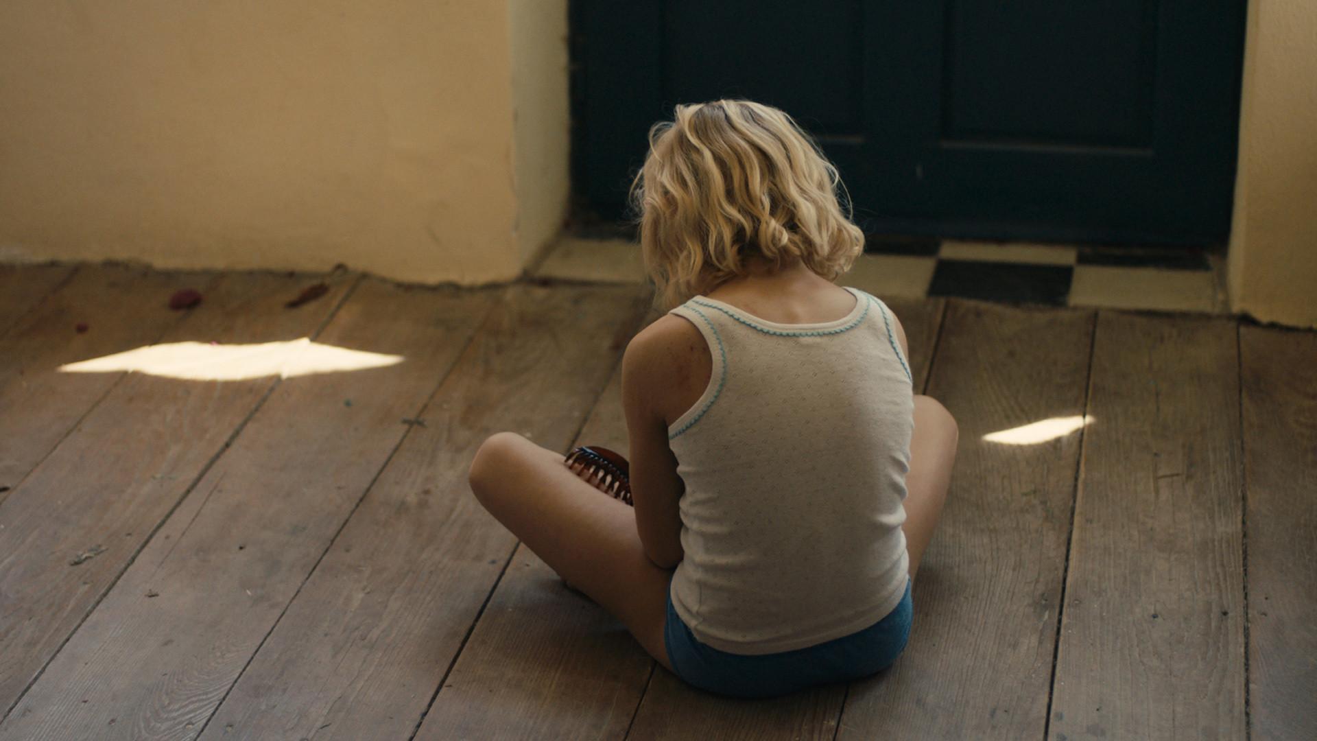 Dark Blue Girl 2017 movie scene
