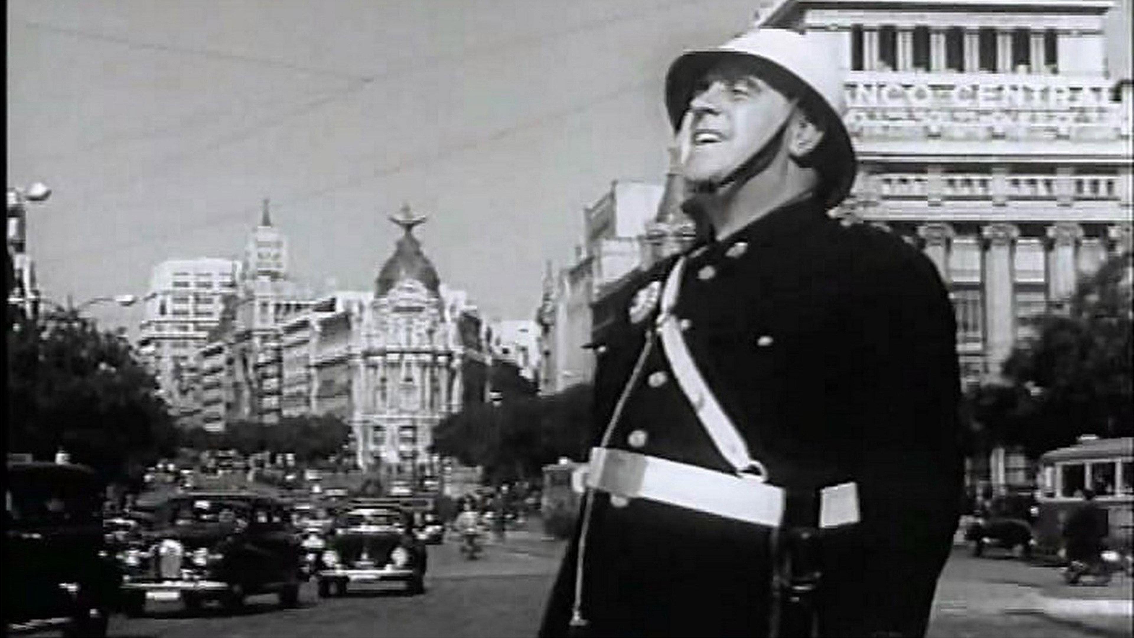 Manolo guardia urbano 1956 movie scene