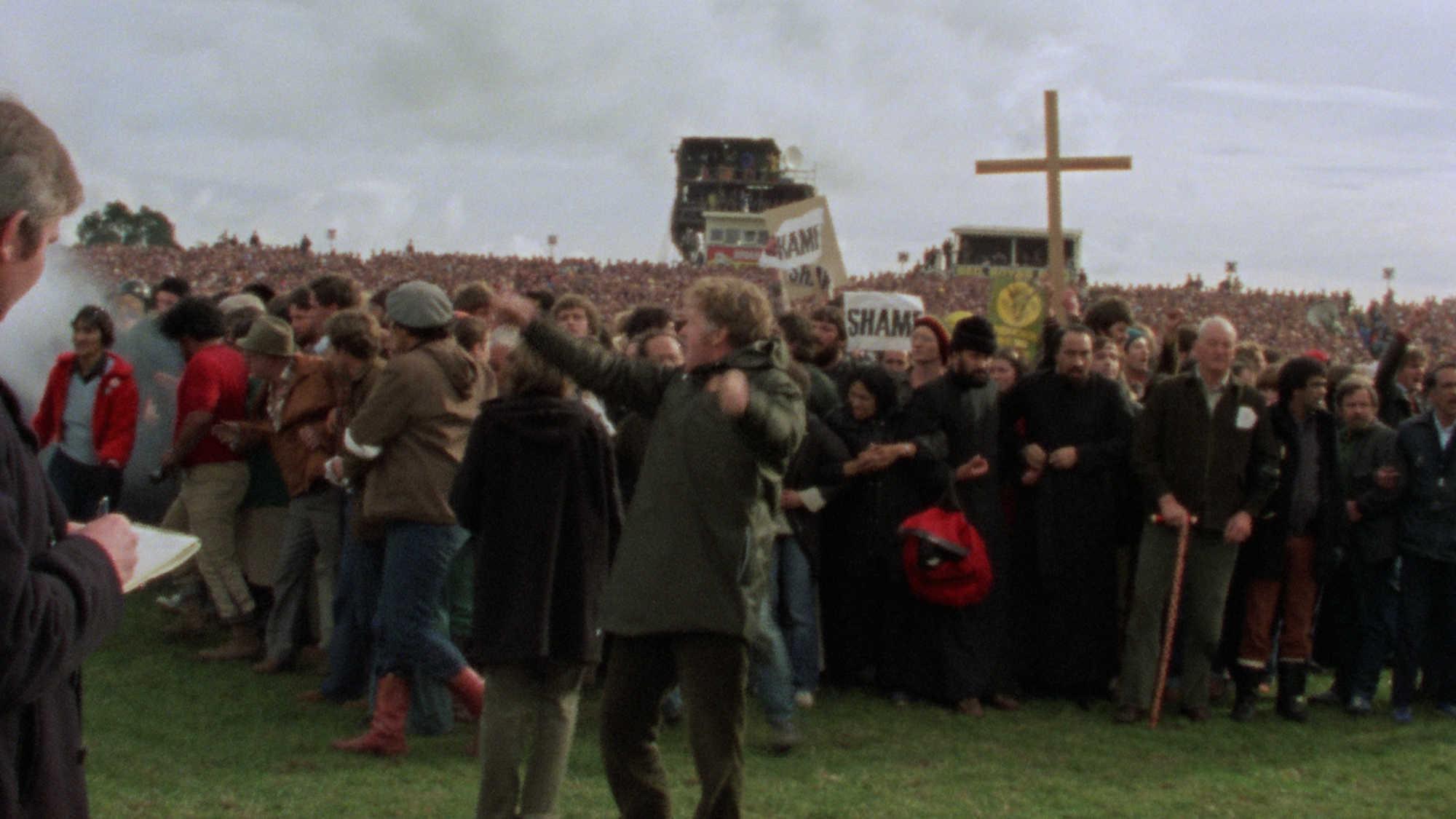 Patu! 1983 movie scene