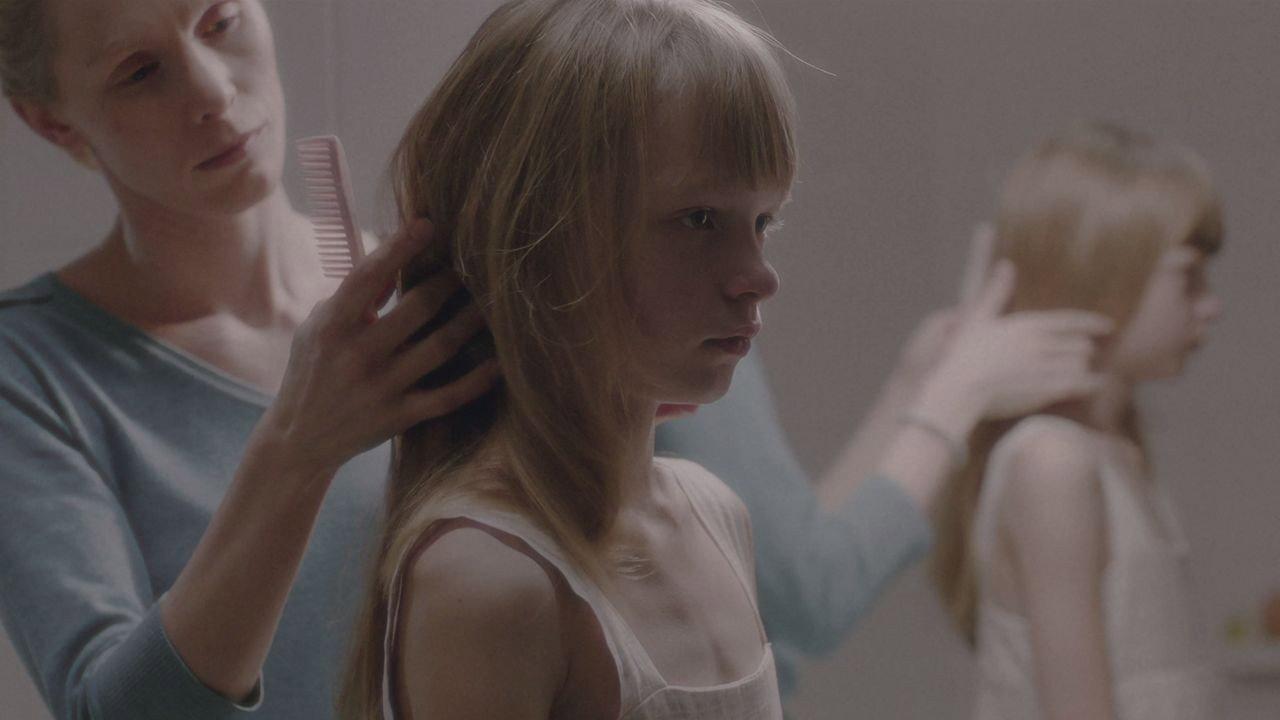 Elisa 2016 movie scene