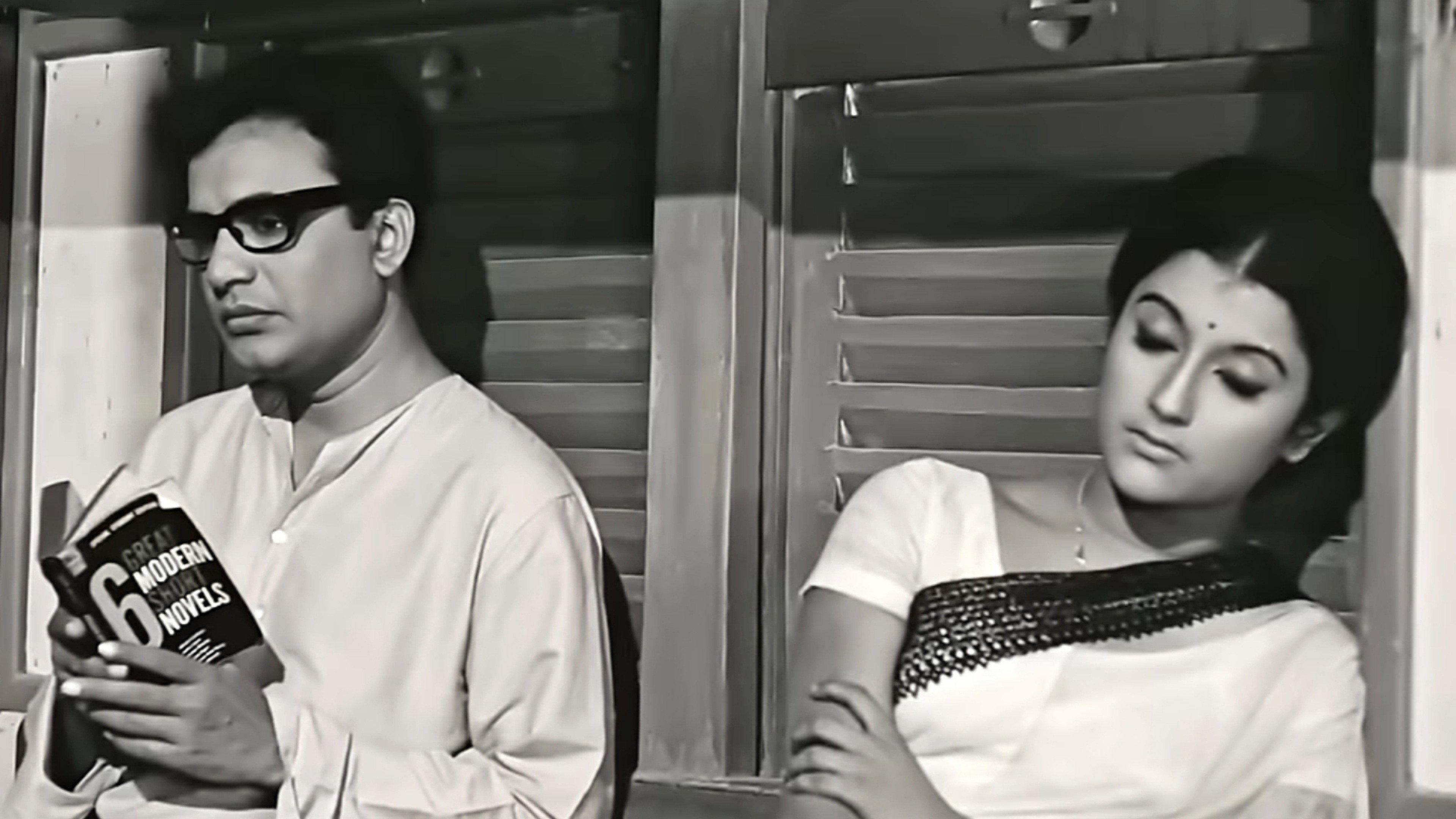Ekhane Pinjar 1971 movie scene