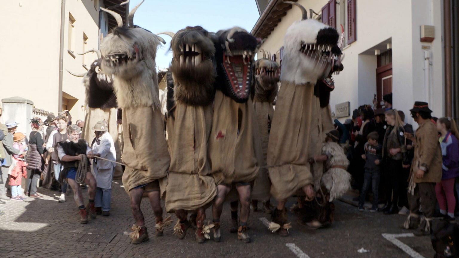 L'ours Et Les Hommes Sauvages 2019 movie scene