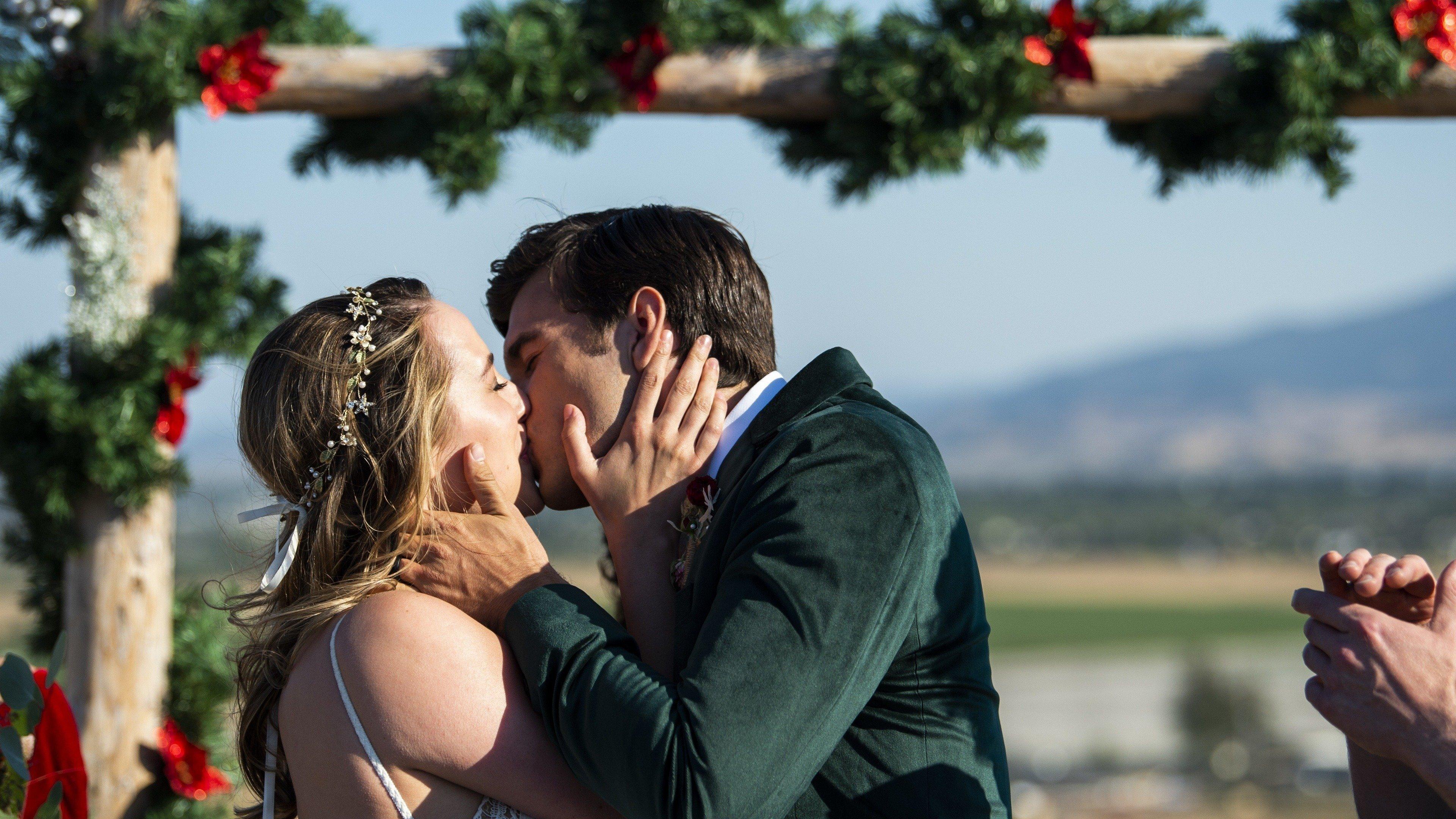 A California Christmas: City Lights 2021 movie scene