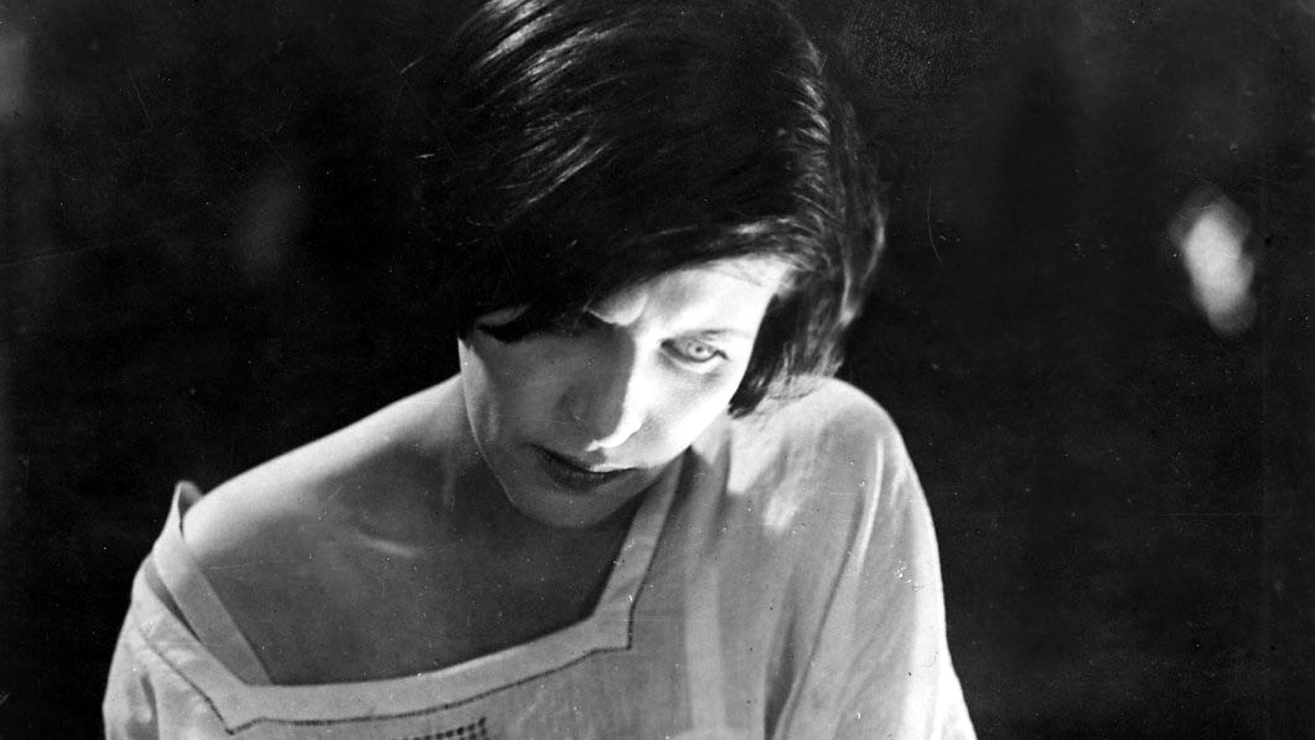 Bed and Sofa 1927 movie scene