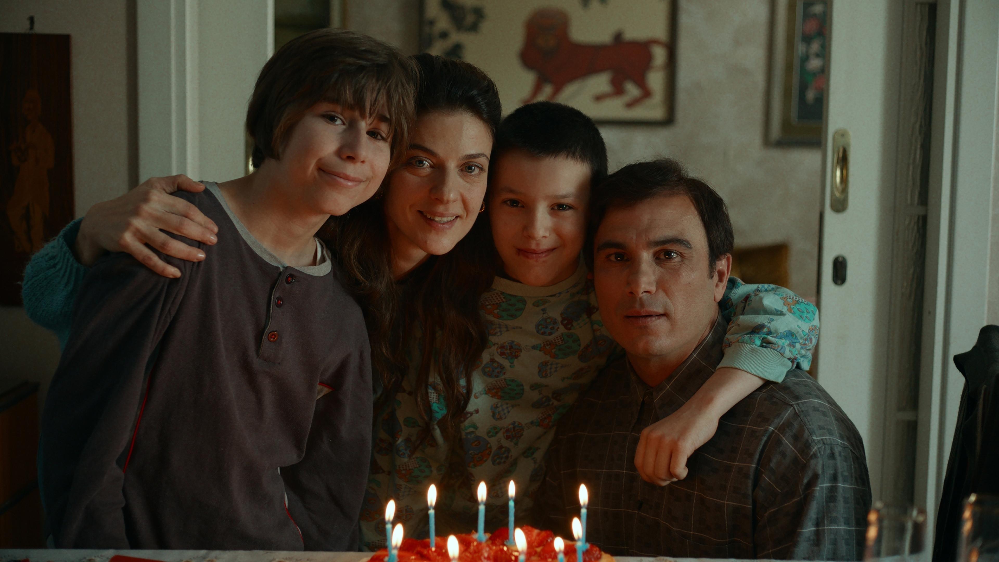 Familia 2024 movie scene