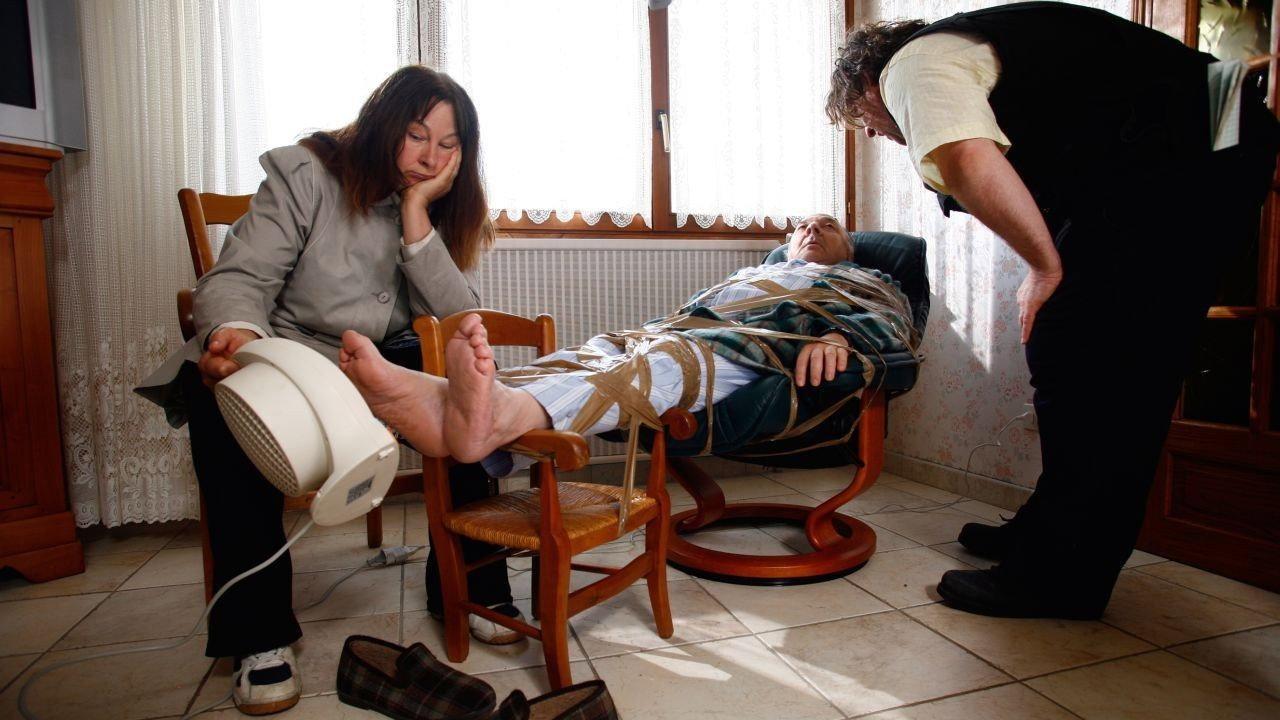 Louise-Michel 2008 movie scene