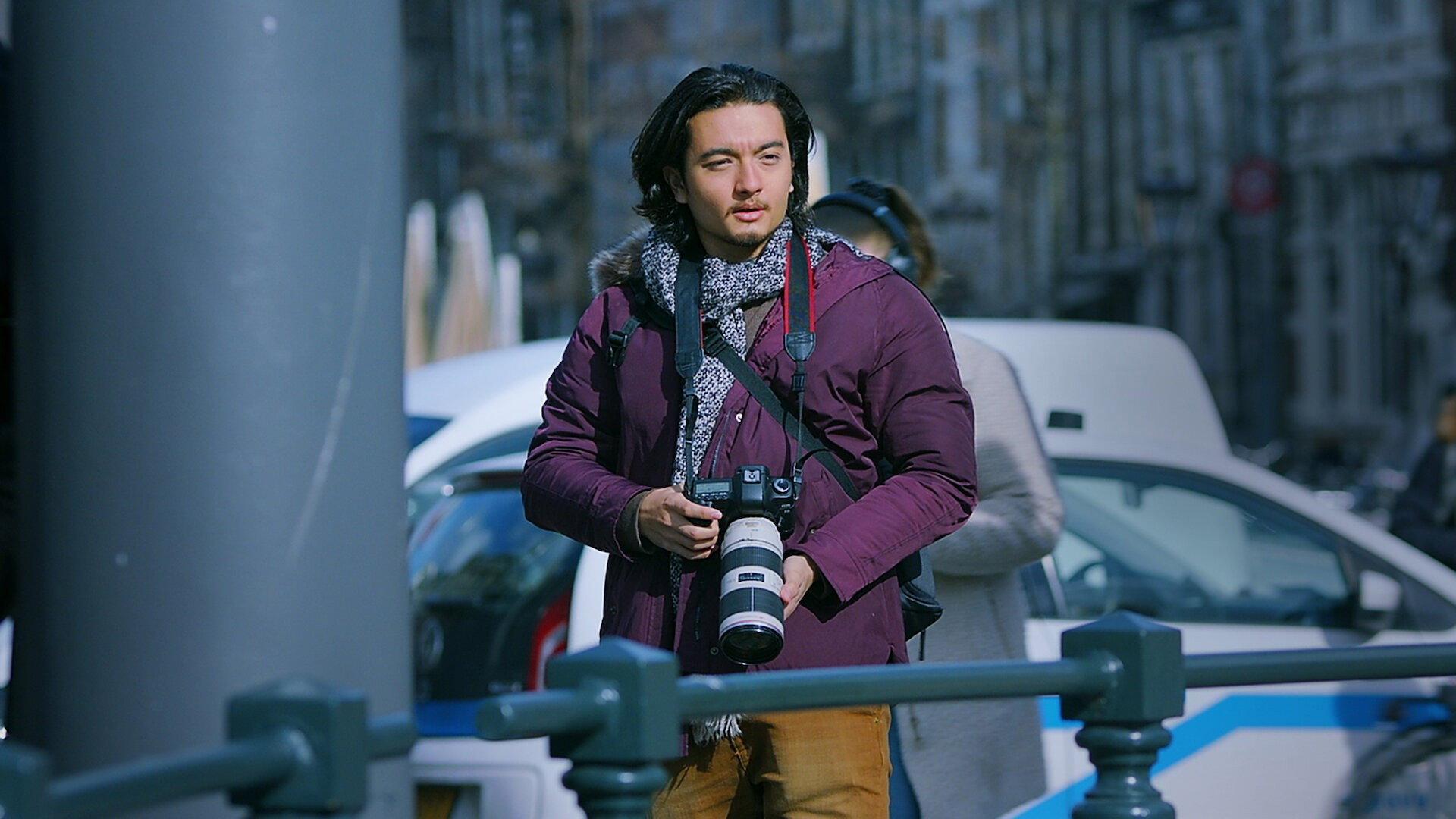 Merindu Cahaya De Amstel 2022 movie scene