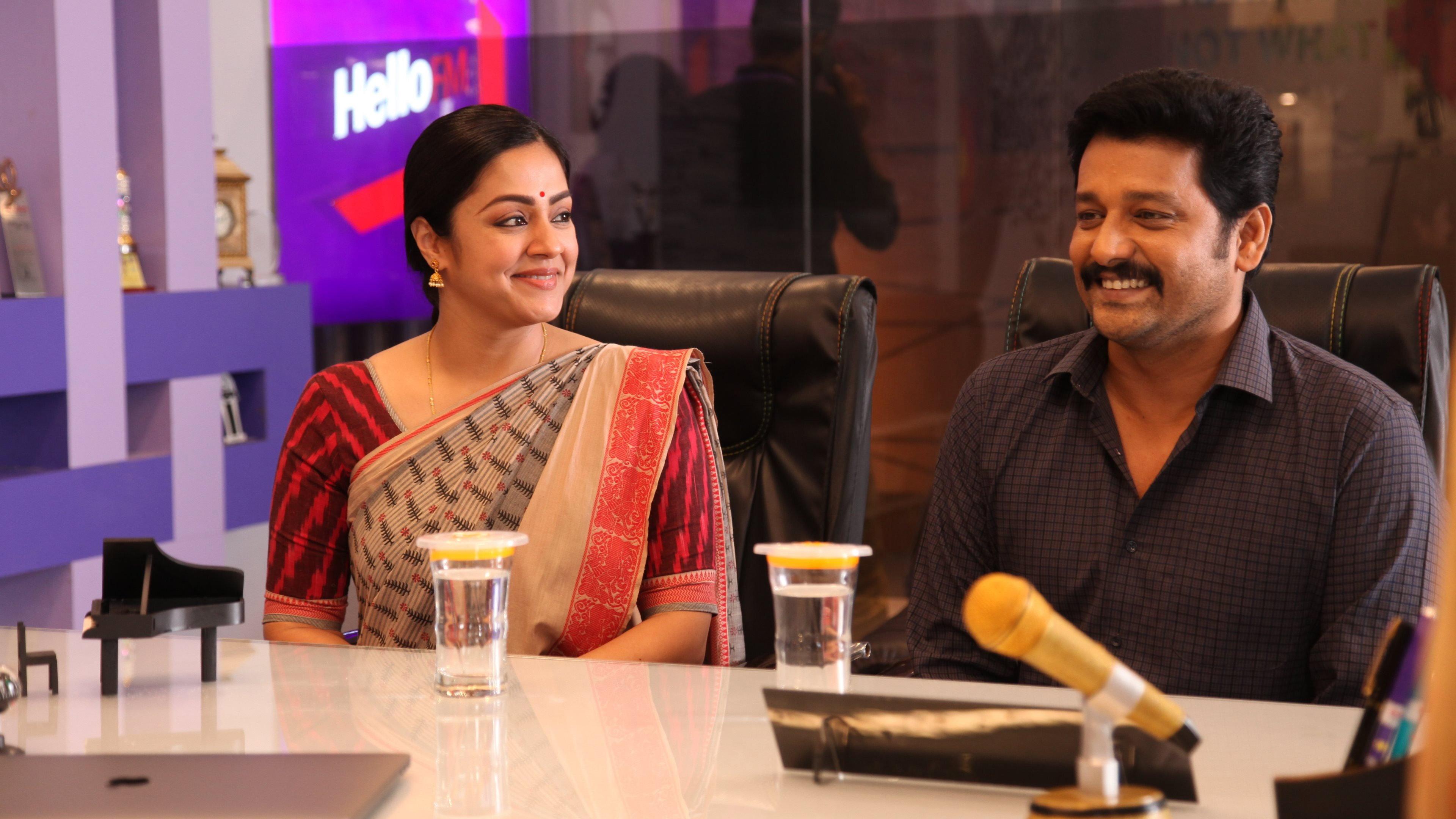 Kaatrin Mozhi 2018 movie scene