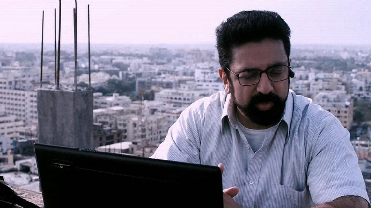 Unnaipol Oruvan 2009 movie scene