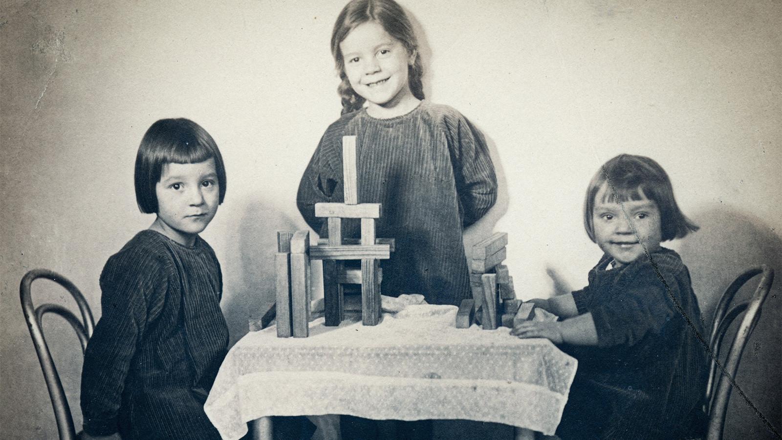 The Mies van der Rohes – A Female Family Saga 2023 movie scene