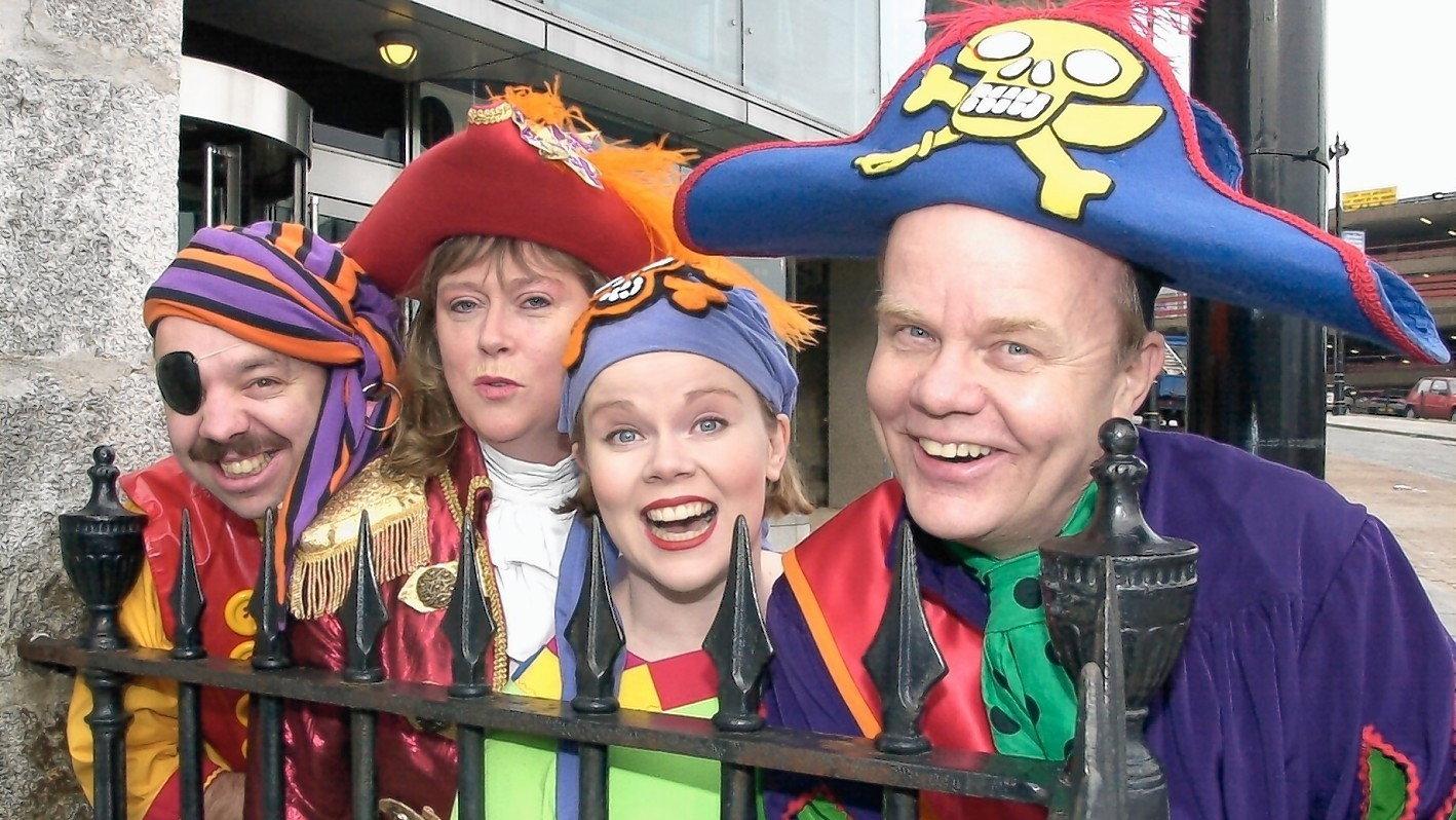 The Singing Kettle - Pirate Island 2008 movie scene