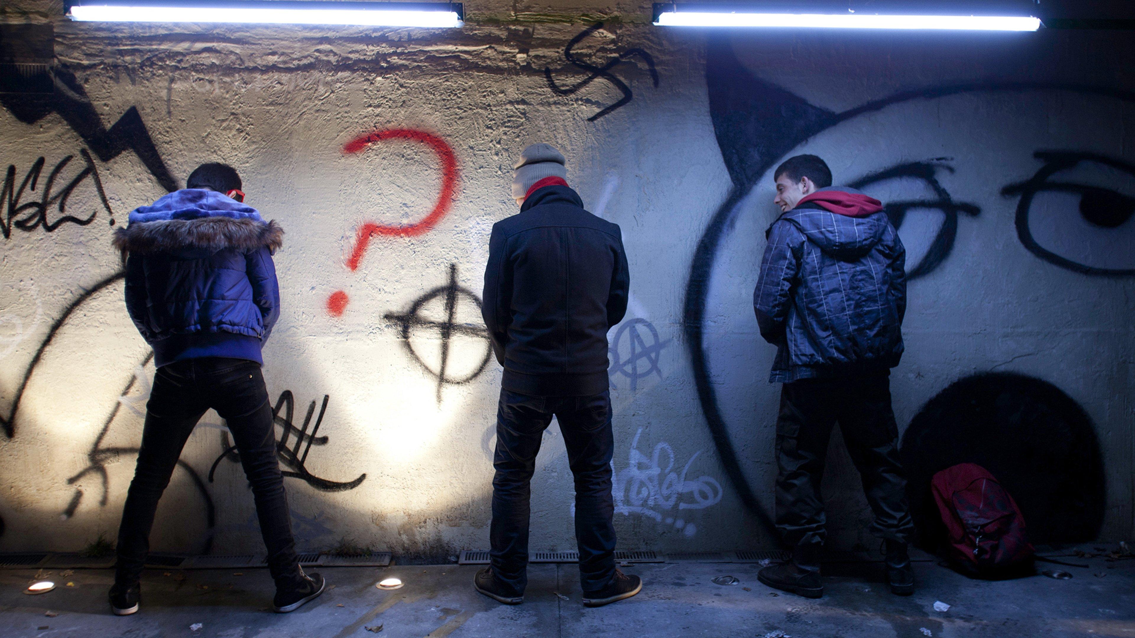 Los demonios 2013 movie scene
