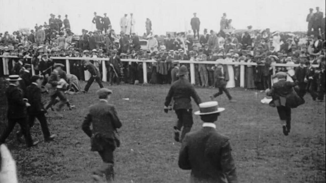 The Derby 1913 movie scene