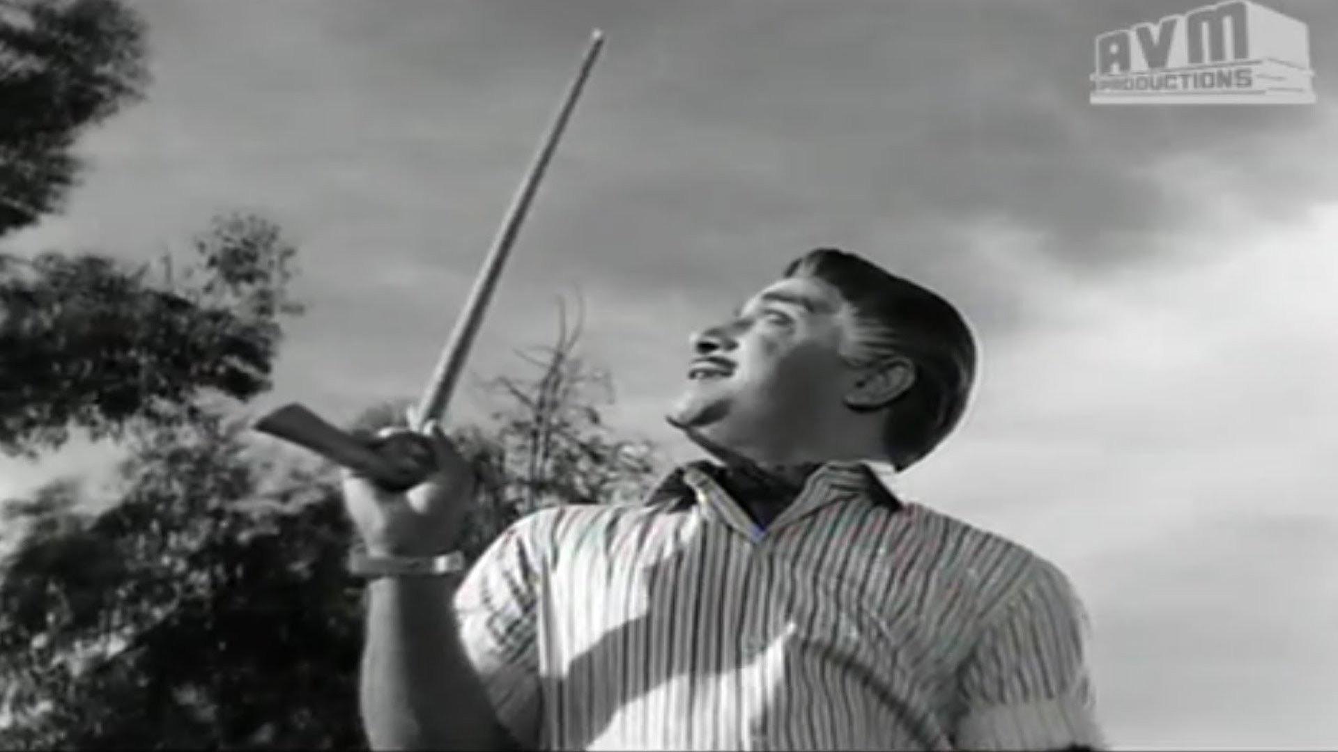 Uyarndha Manidhan 1968 movie scene
