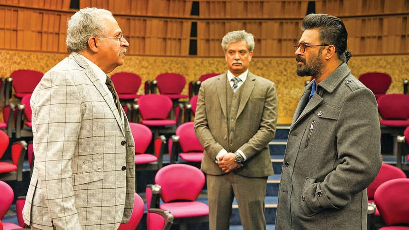 Adhirshtasaali movie scene