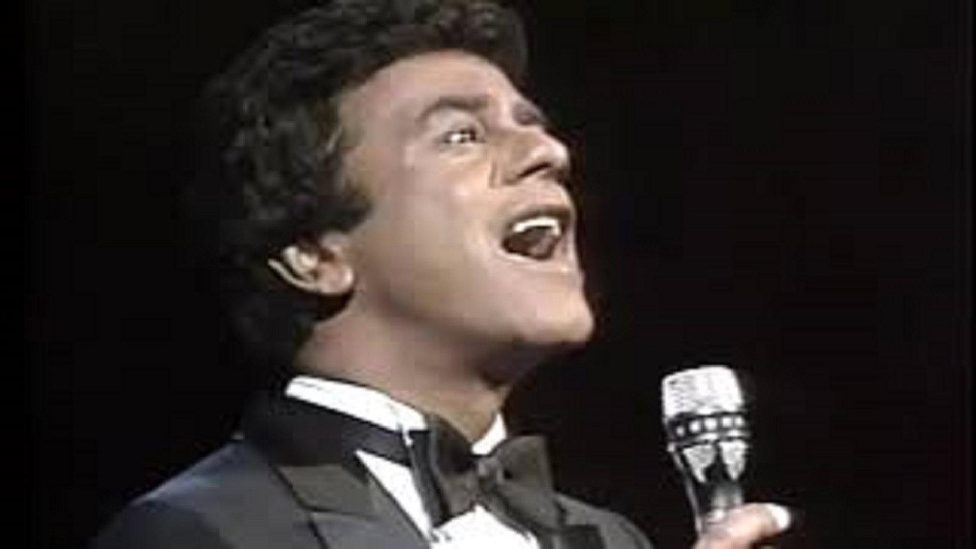 Johnny Mathis - Live in Chicago 1982 movie scene