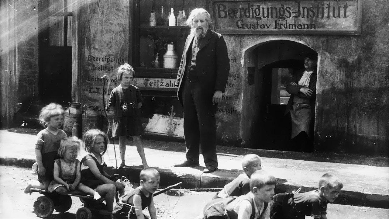 In the Slums of Berlin 1925 movie scene