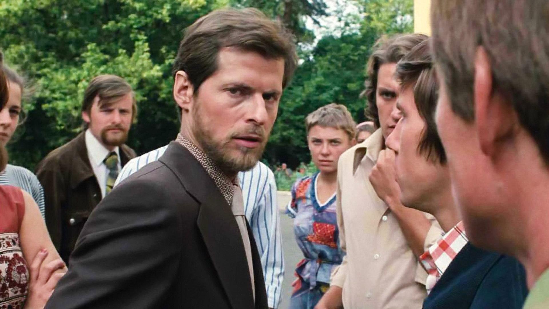 Camouflage 1977 movie scene