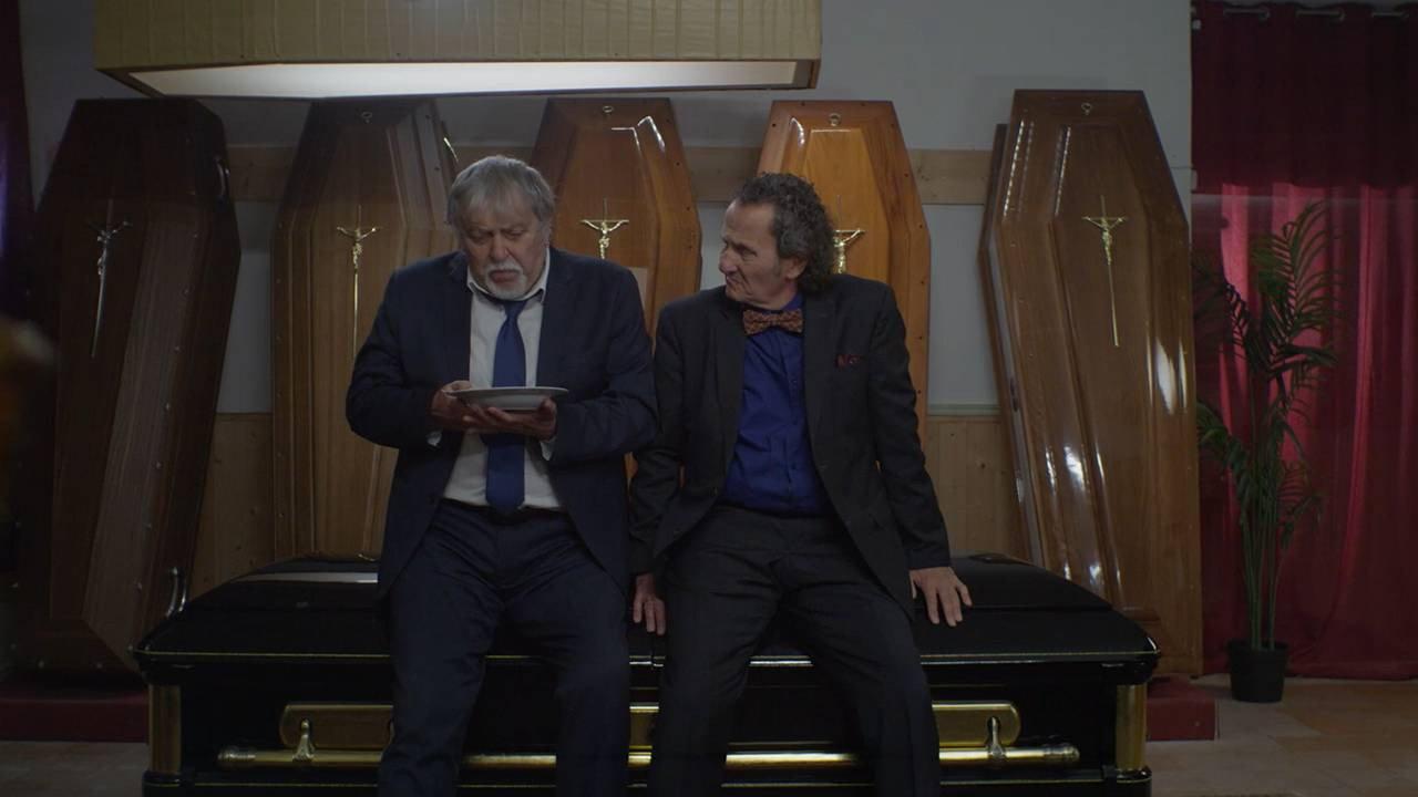 Due famiglie, un funerale 2025 movie scene