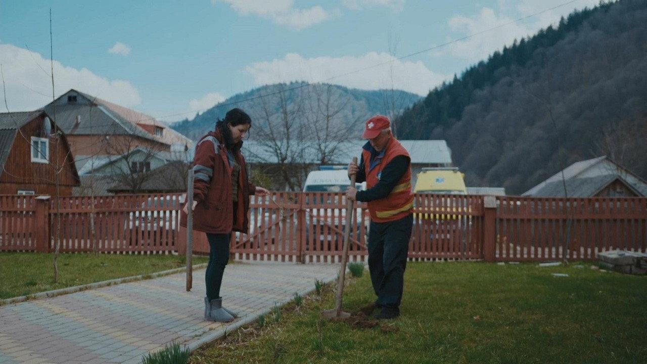 Mountains and Heaven in Between 2022 movie scene