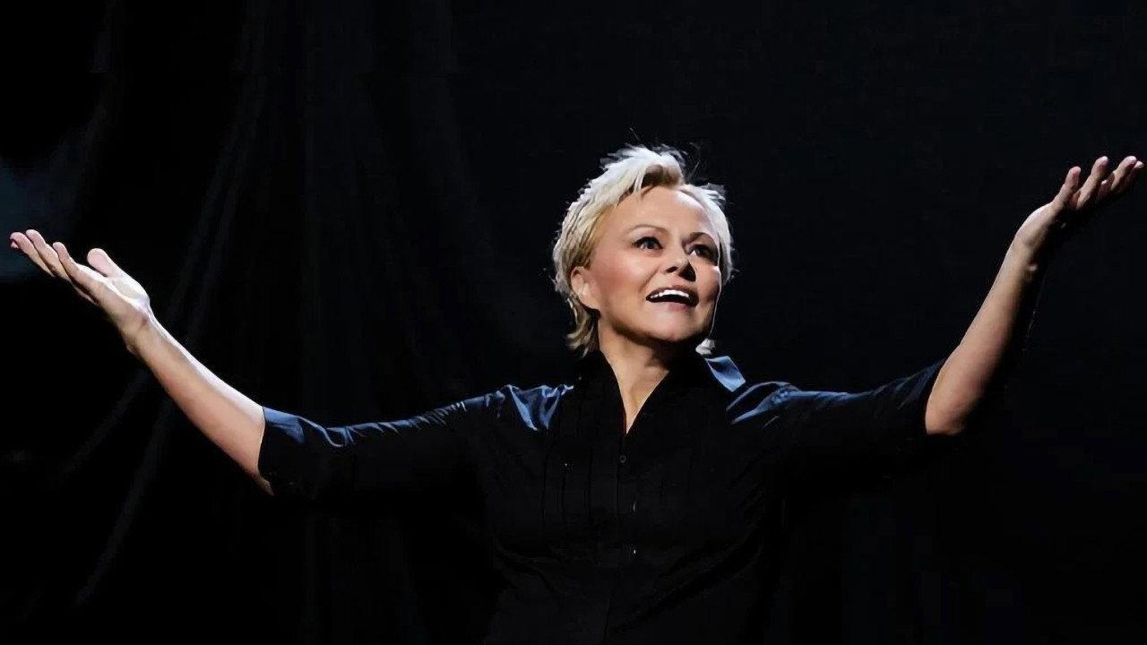Muriel Robin reprend ses sketchs cultes : Et pof ! 2022 movie scene