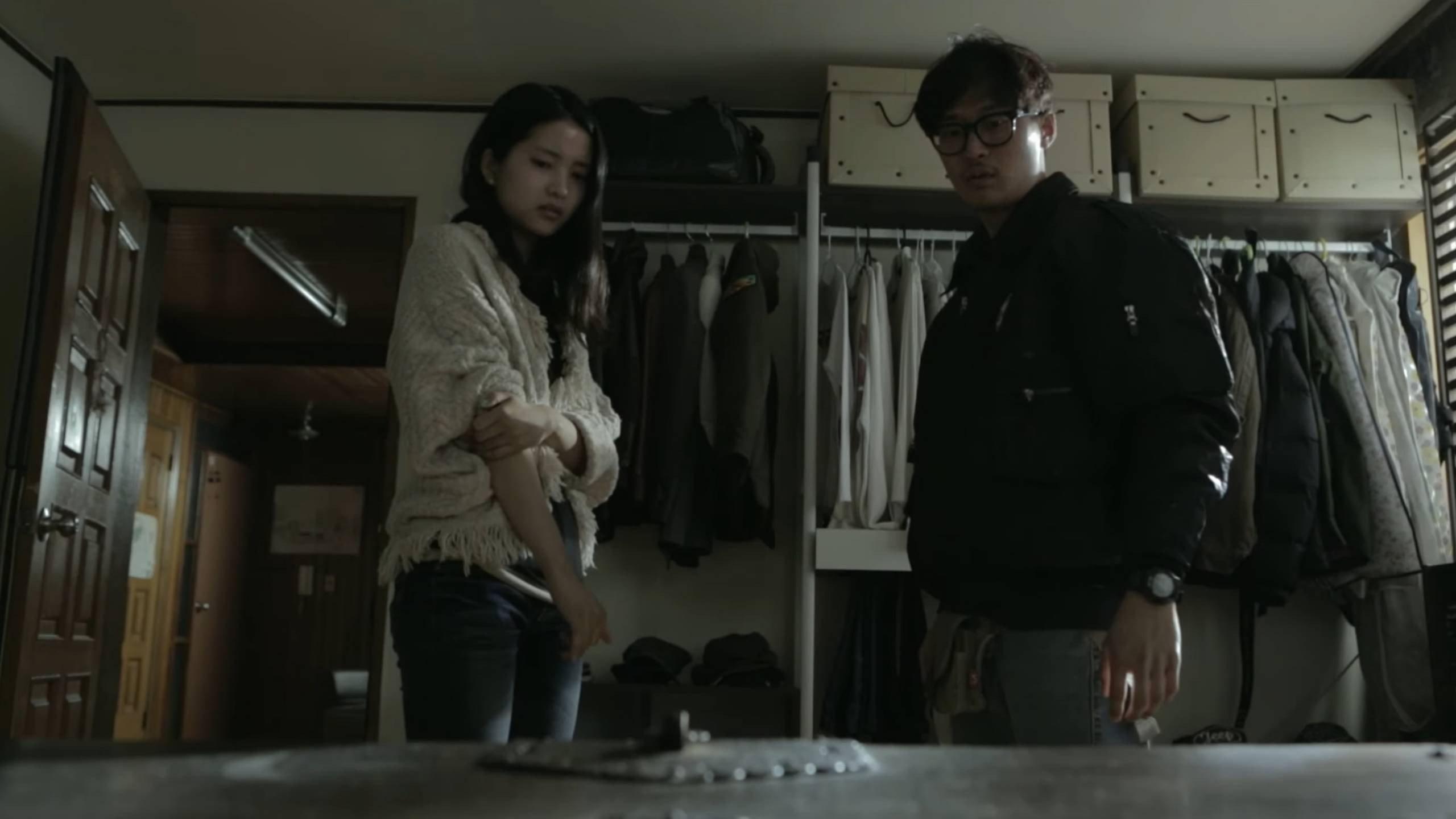 Lock Out 2015 movie scene
