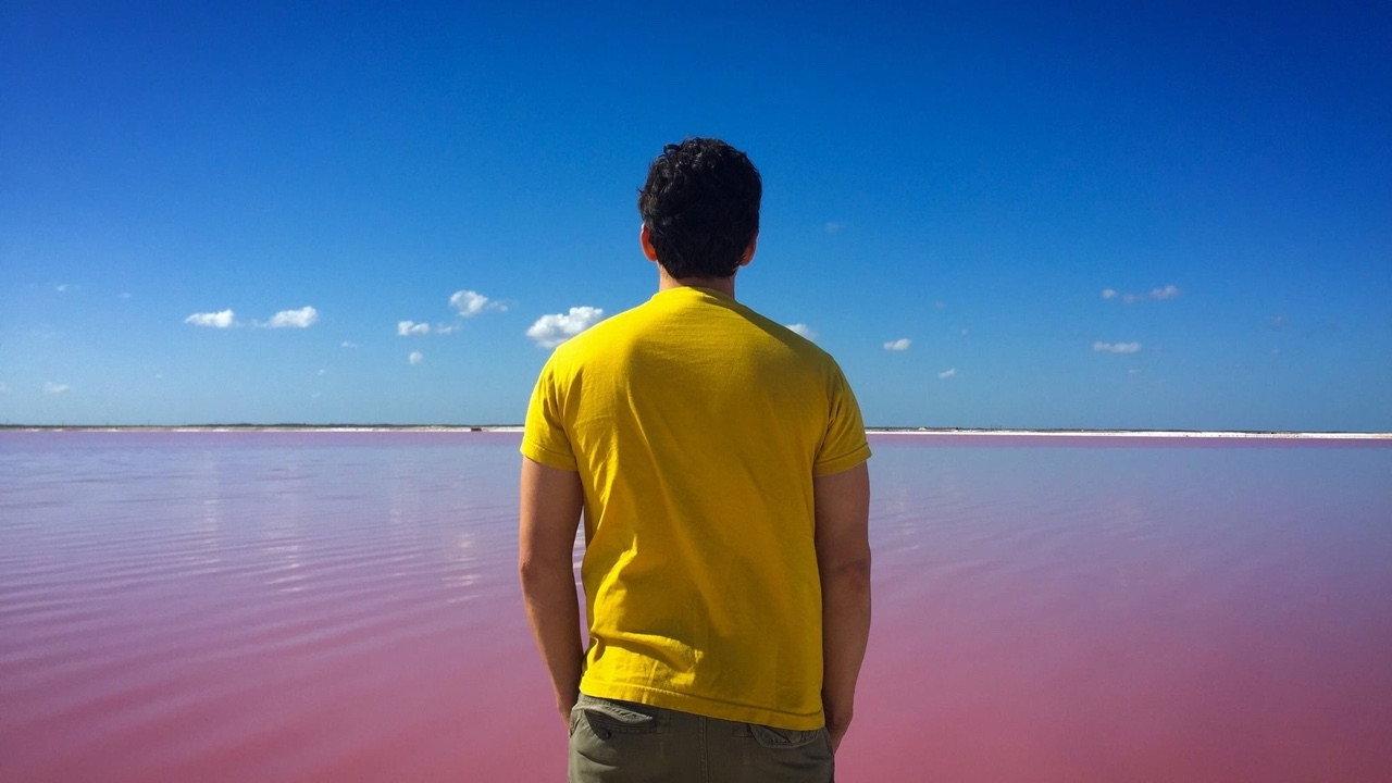 La Laguna Rosa 2024 movie scene