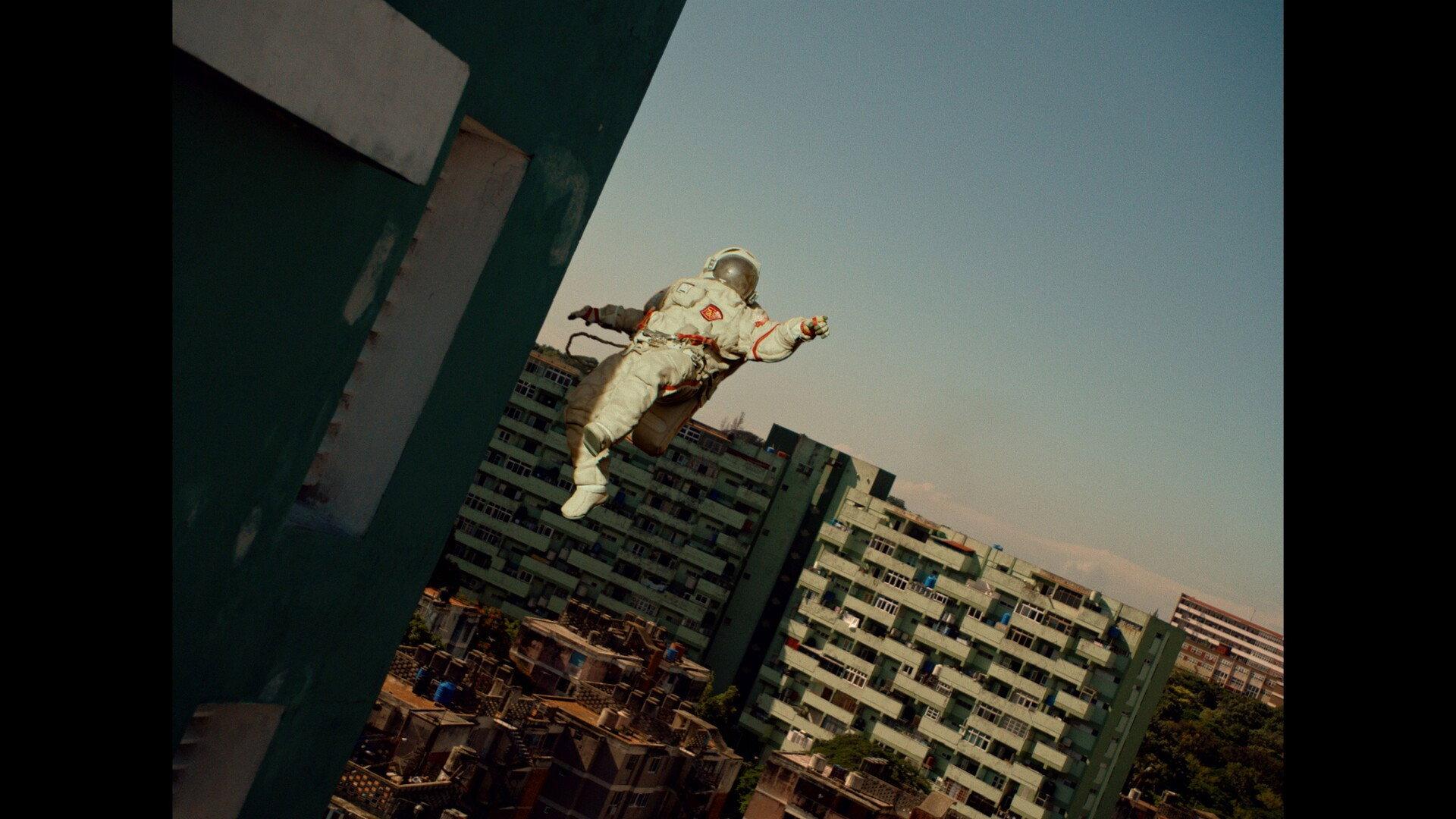 El Espacio Roto 2024 movie scene