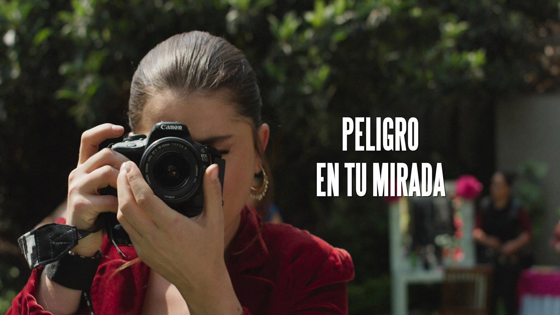 Peligro en tu mirada 2021 movie scene