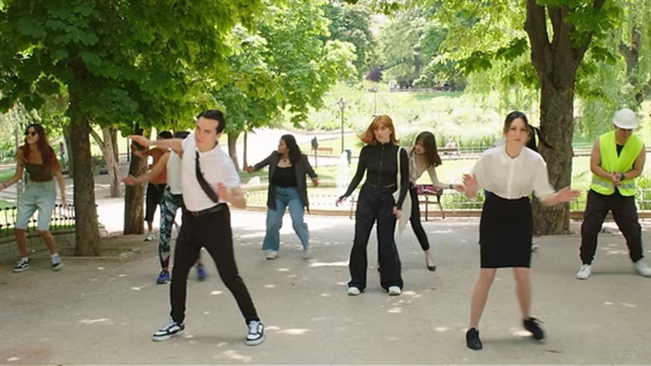 Everybody knows how to dance 2024 movie scene