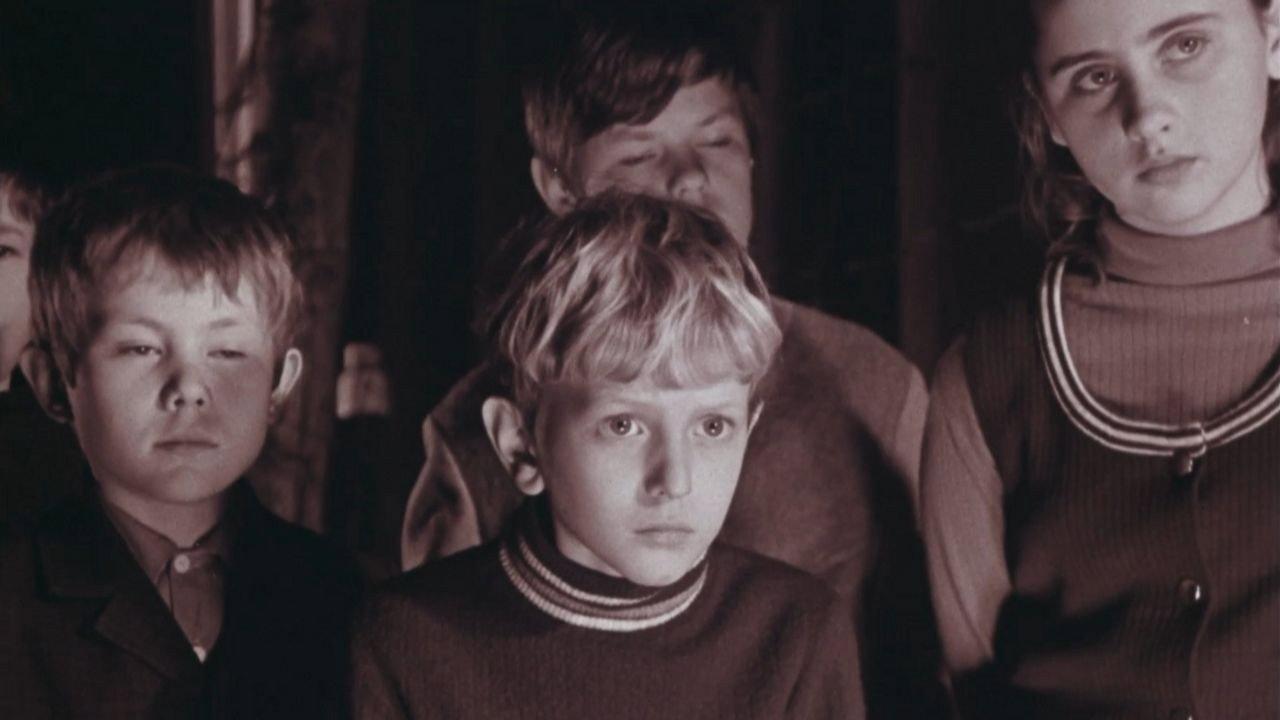 Five Brave 1971 movie scene