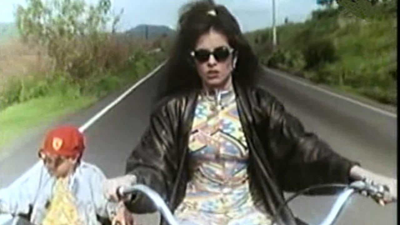 Pelo suelto 1991 movie scene