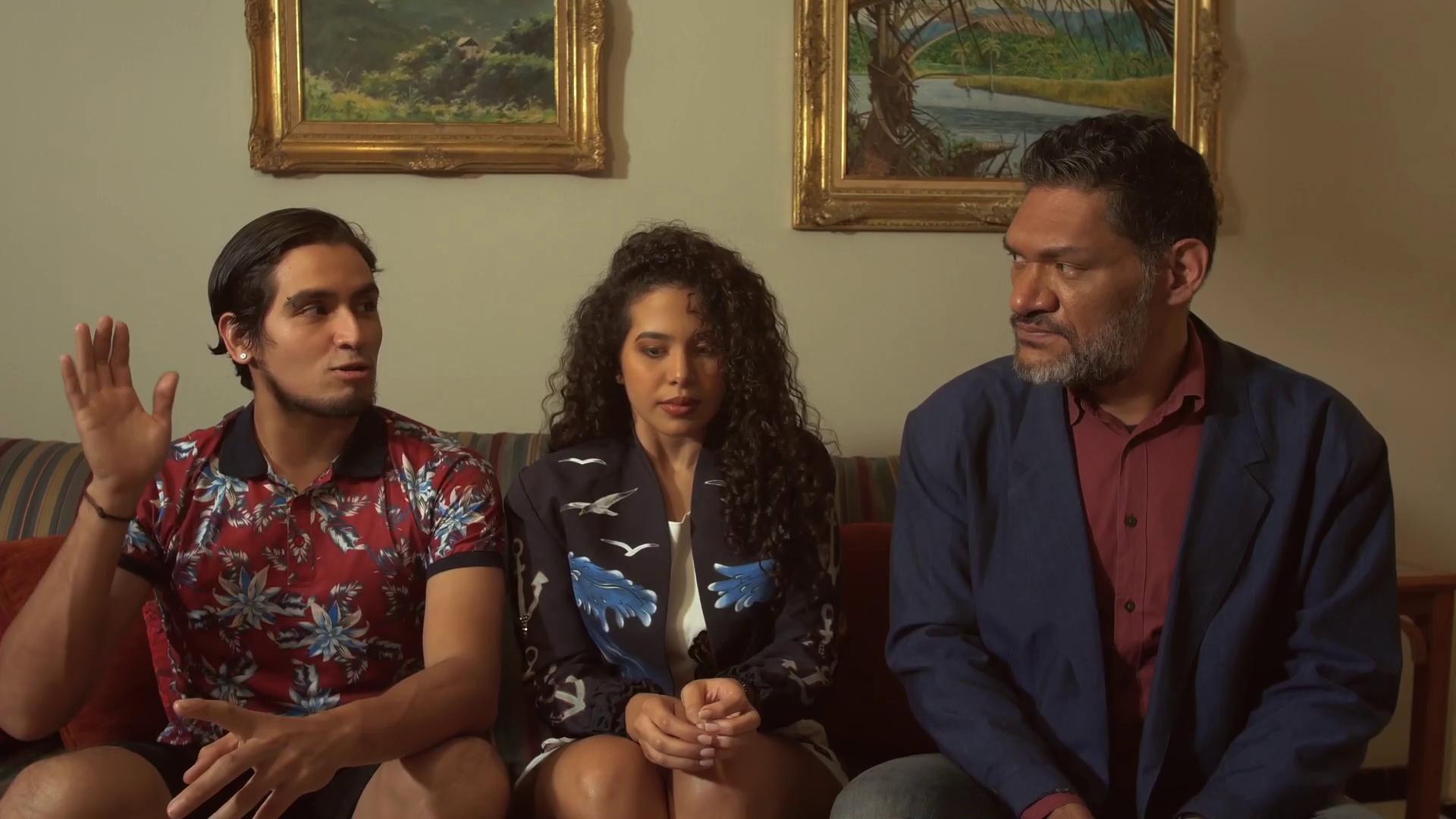 Tres son multitud, cuatro es un desastre 2022 movie scene