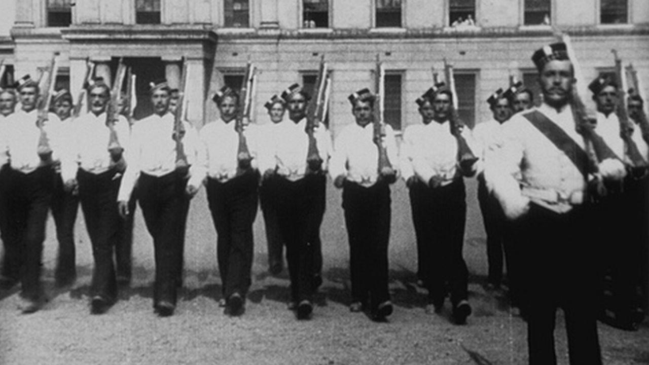 Gardes à pied : marche de front 1897 movie scene