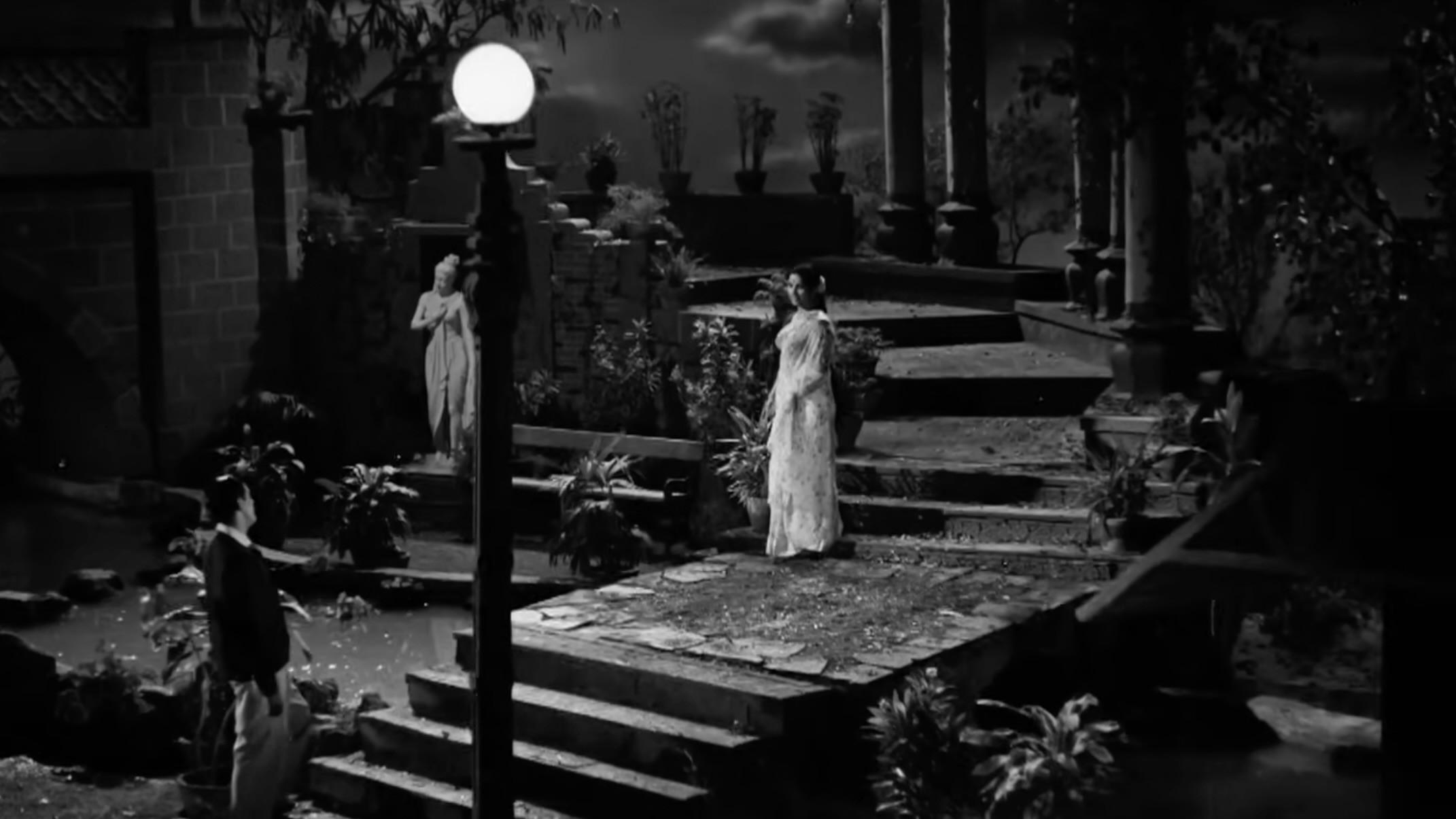 Avaghachi Sansar 1960 movie scene