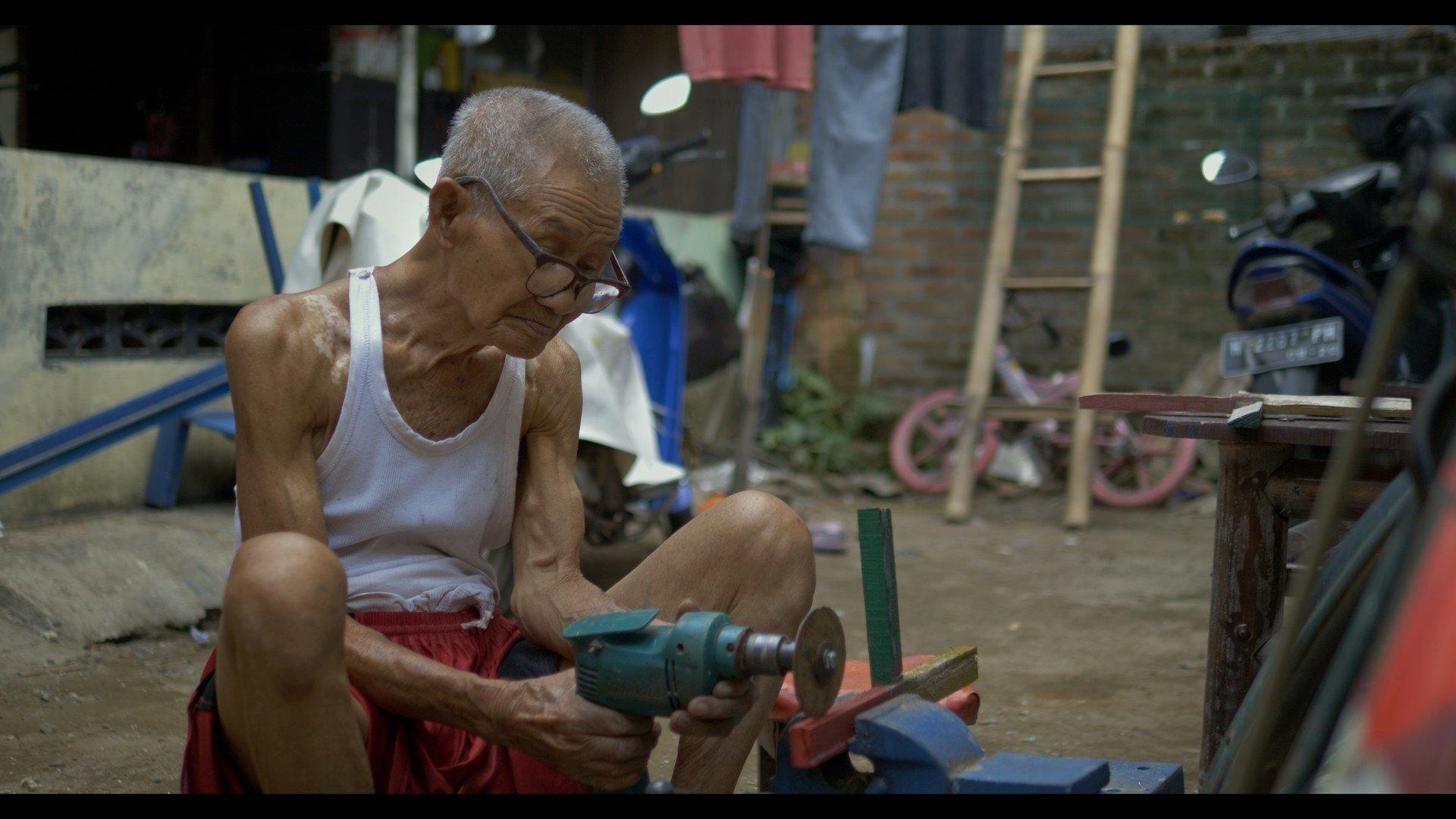 The Last Becak's Sepatbor Painter 2019 movie scene
