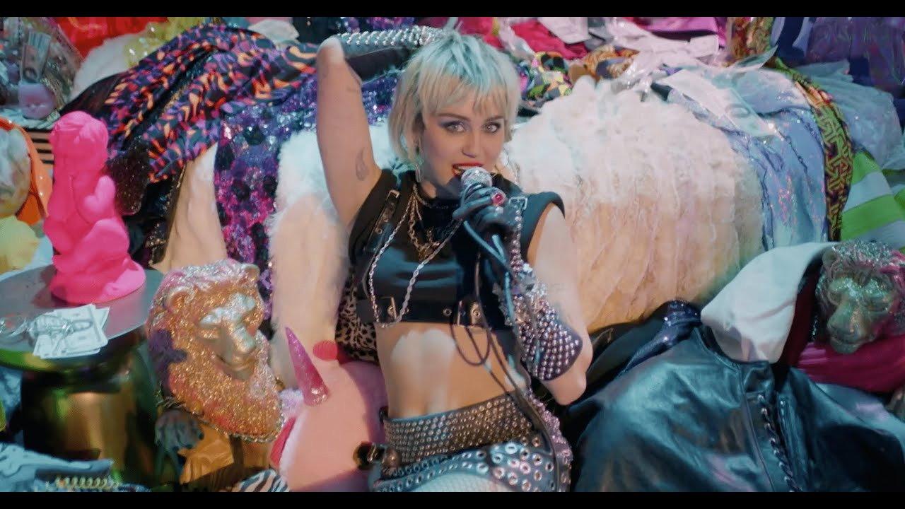Amazon Music: Holiday Plays - Miley Cyrus 2020 movie scene