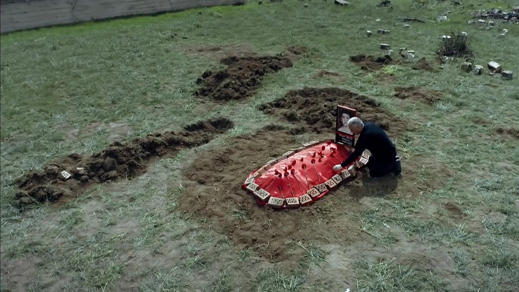 The grave under the plum tree 2021 movie scene