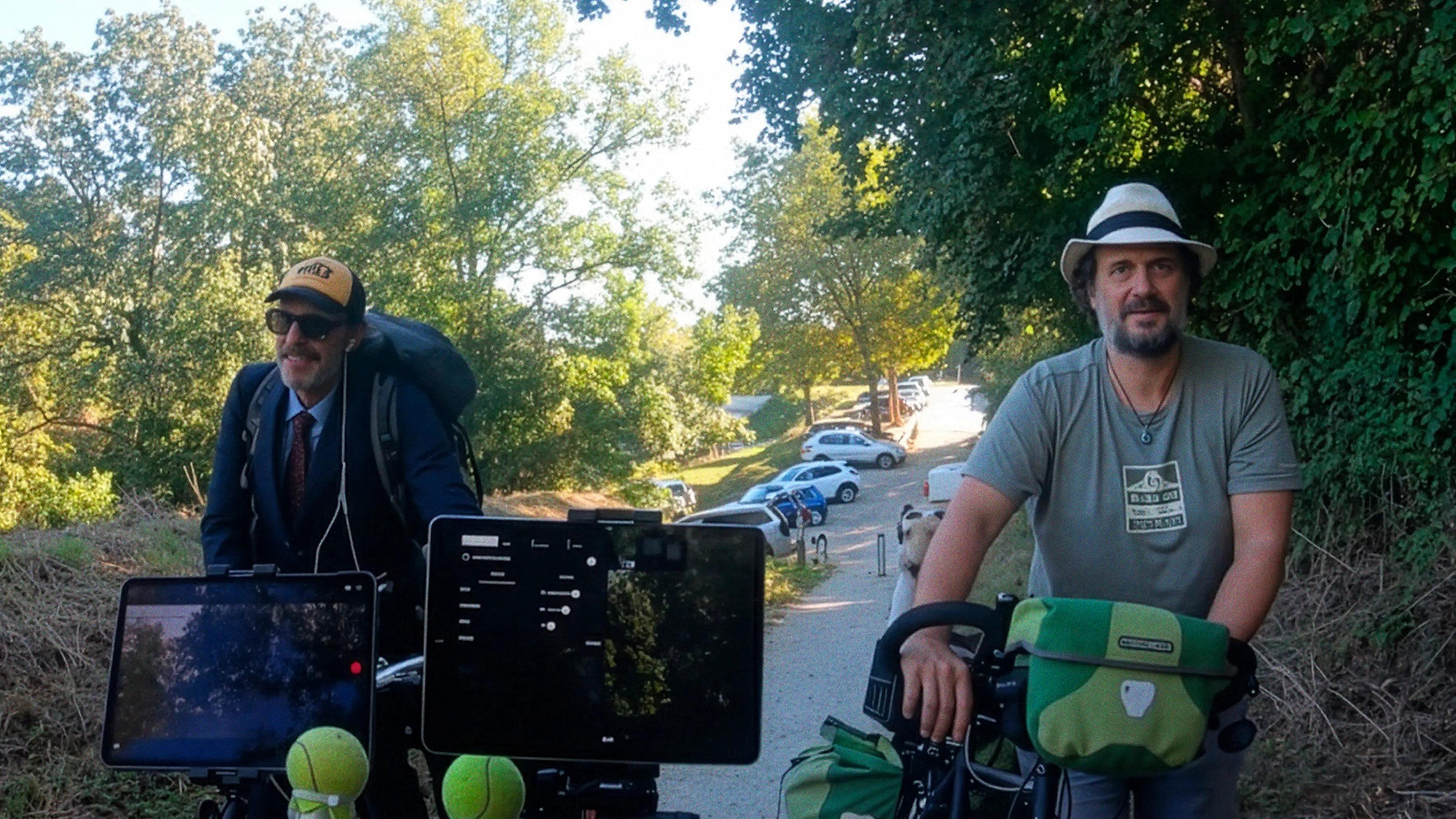 Ensemble à bicyclette 2025 movie scene