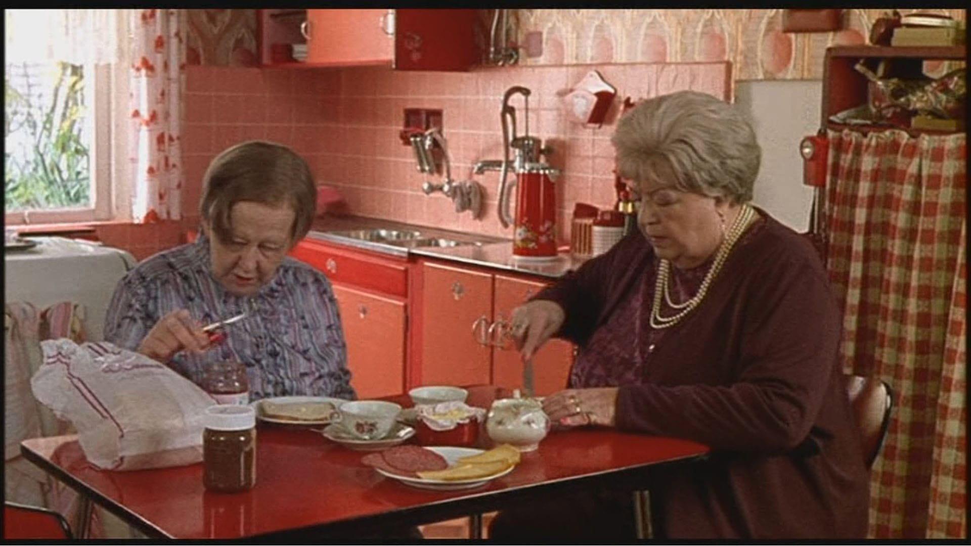 Pauline & Paulette 2001 movie scene