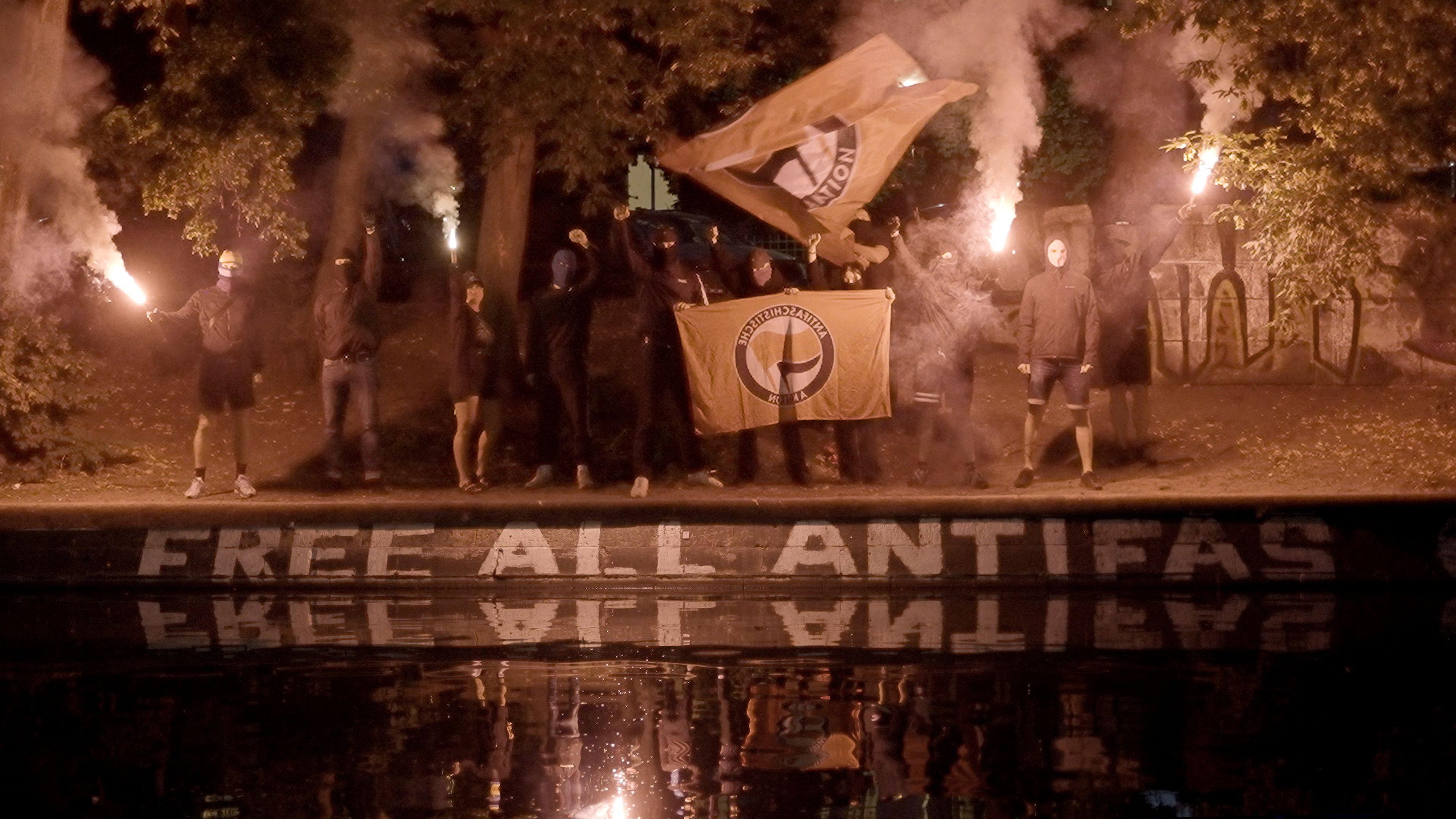 Antifa - Schulter an Schulter, wo der Staat versagte 2024 movie scene