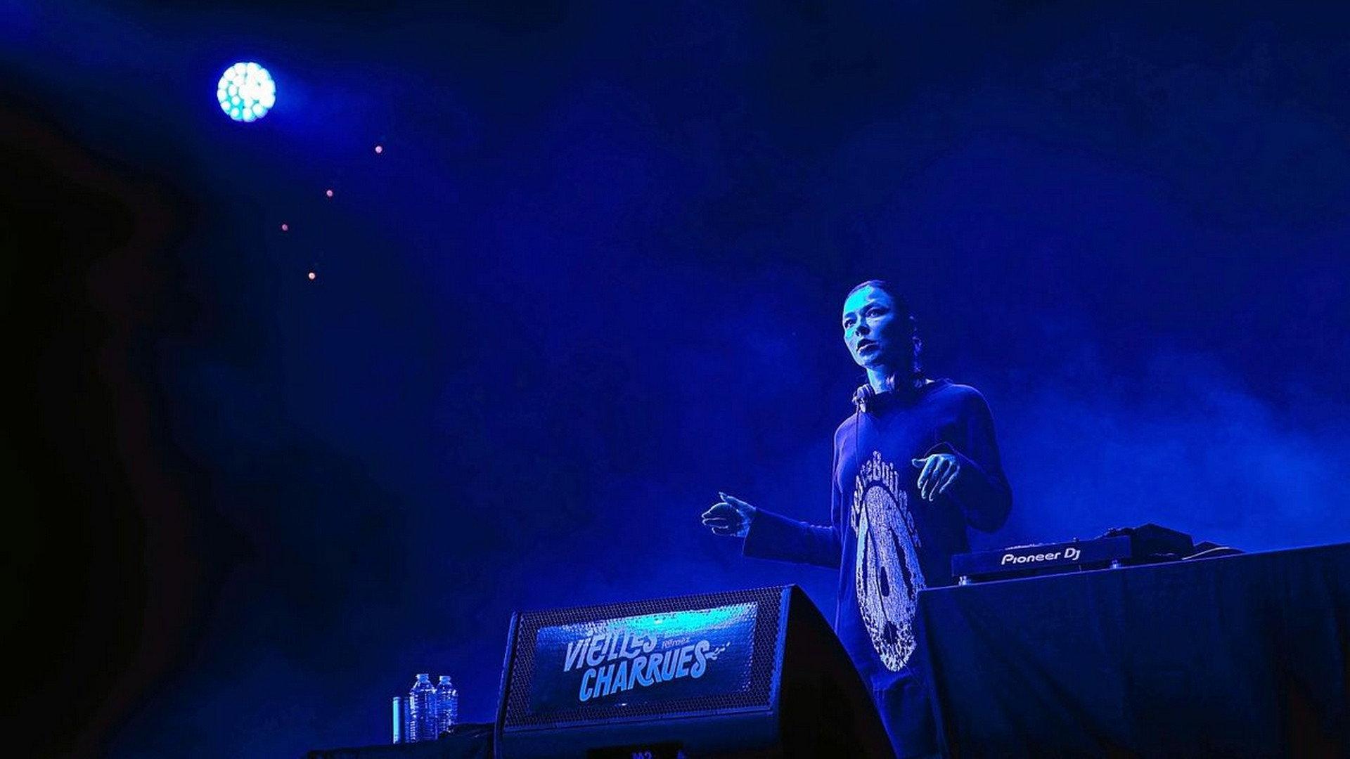 Nina Kraviz en concert aux Vieilles Charrues 2025 2025 movie scene