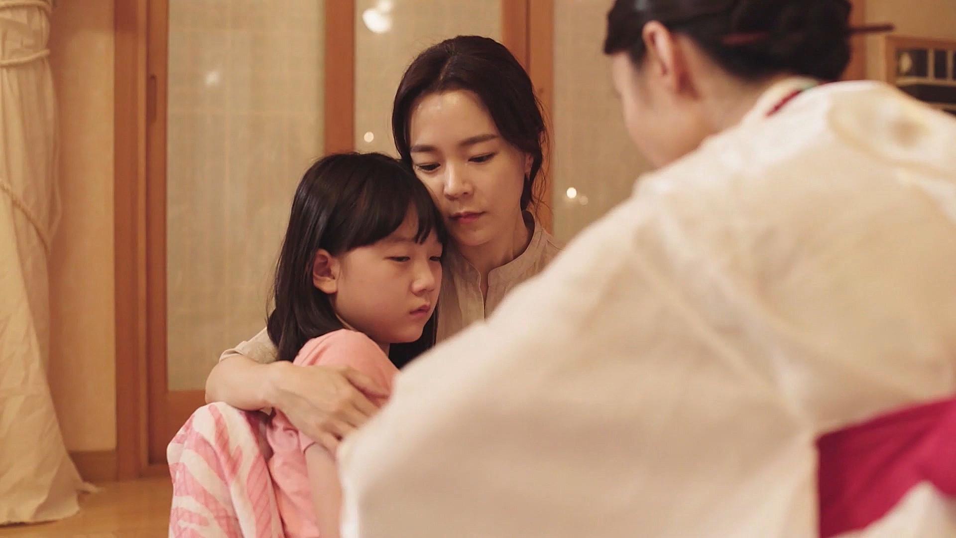 Abyss: The Girl's Eyes 2019 movie scene