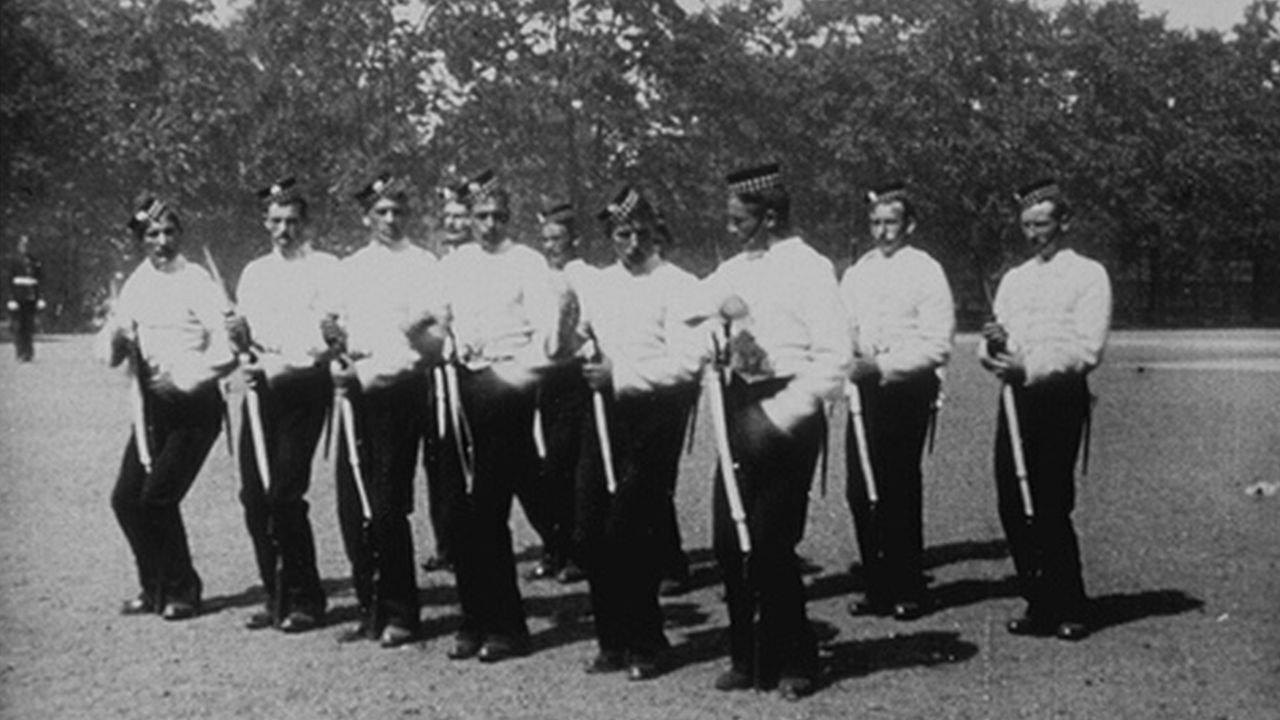 Gardes à pied : maniement d’armes 1897 movie scene