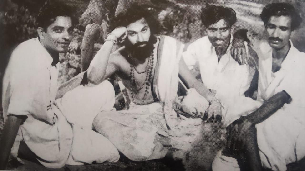 Sarvagna Murthy 1965 movie scene
